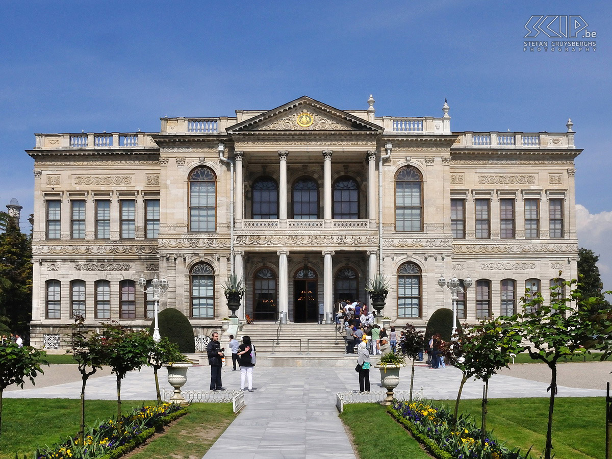 Istanbul - Dolmabahçepaleis Het Dolmabahçe-paleis  gelegen aan de westelijke, Europese, zijde van de Bosporus was het paleis en administratief centrum van het Ottomaanse Rijk van 1856 tot 1923. Stefan Cruysberghs